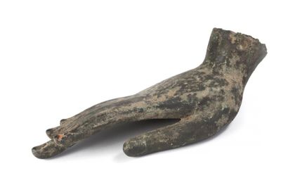 THAÏLANDE Main de bouddha en bronze à patine verte à l'antique. 
L: 29 cm
