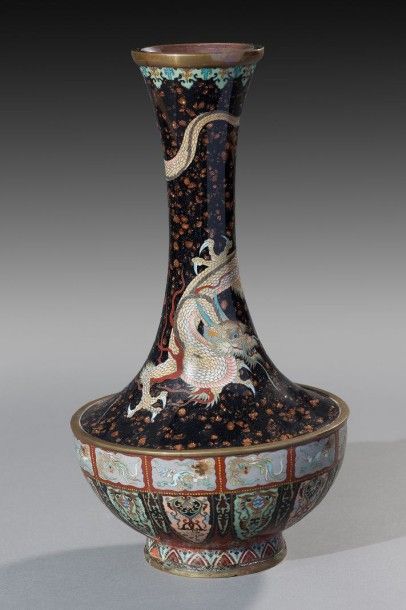CHINE Vase cloisonné à décor d'un dragon sur fond bleu tacheté.
20ème siècle
H: 32.5...