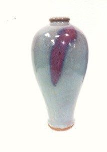 CHINE Vase Meiping à couverte monochrome turquoise avec tâche en rouge de cuivre.
Style...