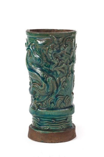 CHINE Vase cylindrique en terre vernissée à couverte bleu turquoise, décoré en léger...