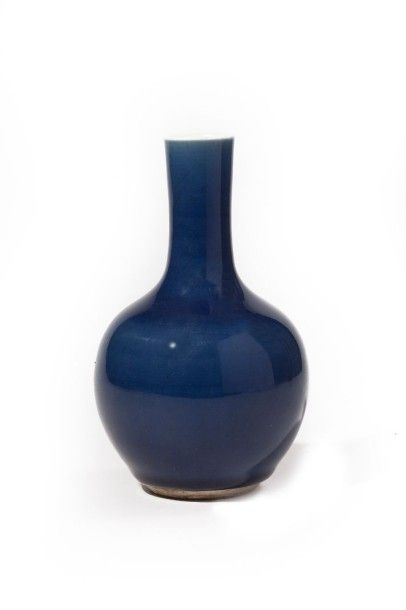 CHINE Petit vase balustre à fond monochrome bleu.
18ème siècle
H: 15.5 cm
