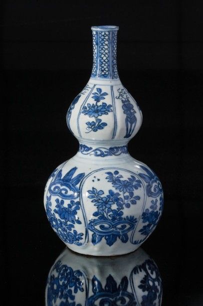 CHINE Vase double gourde décoré dans des réserves de fleurs, de lingzhi et de brûle-parfum....