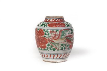 CHINE Petit vase balustre décoré en émaux Wucaï de phénix alternés de fleurs de lotus...