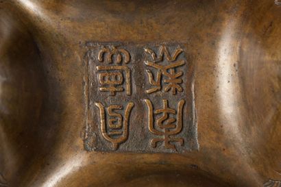 CHINE Brûle- parfum couvert de forme polylobée en bronze à patine brune, les anses...