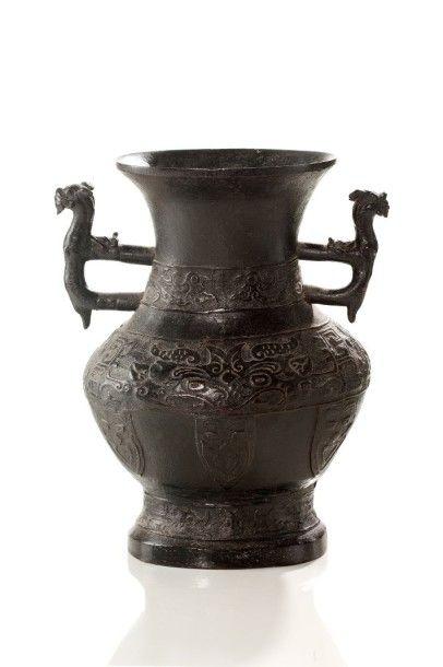 CHINE Vase d'autel en bronze à patine brune de forme balustre à deux anses formées...