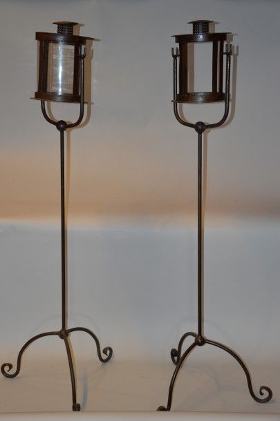 null Paire de lanternes sur pied en fer forgé et tube en verre
H: 176 cm
(manque...