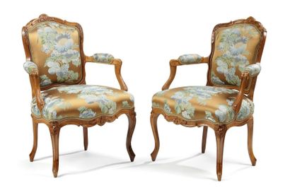 null Paire de fauteuils en bois naturel mouluré et sculpté à décor de feuilles d'acanthe...