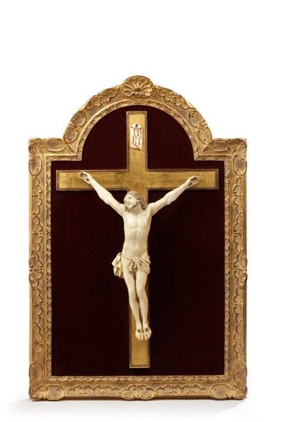null Important Christ en ivoire sculpté sur fond de velour, dans un cadre en bois...