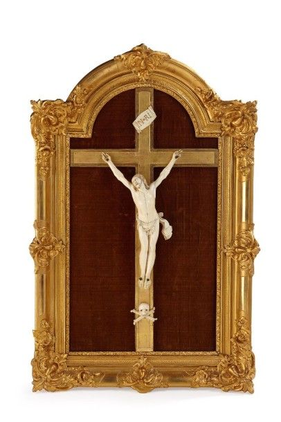 null Christ en croix en ivoire sculpté, monté sur une croix en bois dorée sur fond...