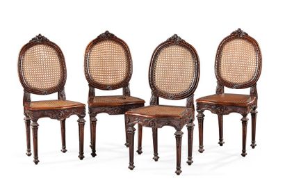 null Suite de quatre chaises en bois naturel mouluré de frise, guirlande et fleurettes.
Dossiers...