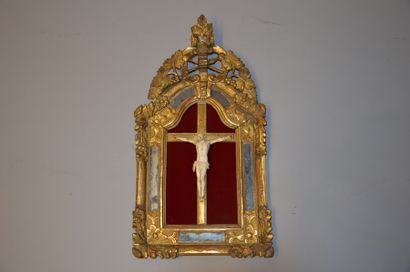 null Christ en croix en ivoire sculpté dans un encadrement en bois sculpté et doré...