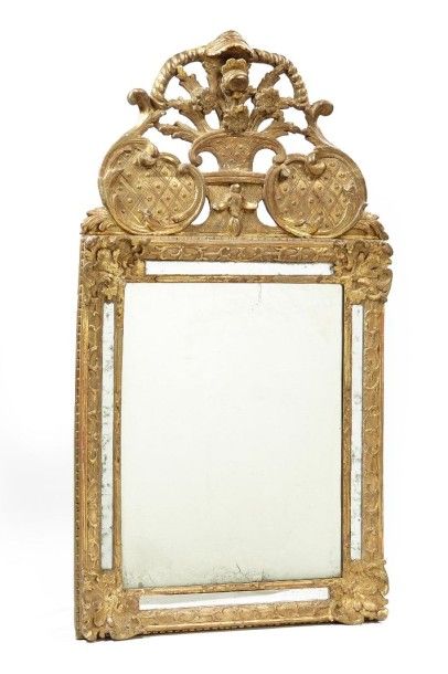 null Miroir à parecloses en bois doré et sculpté, surmonté d'un fronton à décor de...