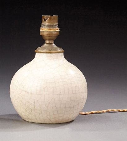 Jean BESNARD (1889-1958) Petite lampe sphérique en céramique émaillée blanche craquelée....