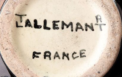 Robert LALLEMANT (1902-1954) Paire de vases en faïence émaillée noire à décor de...