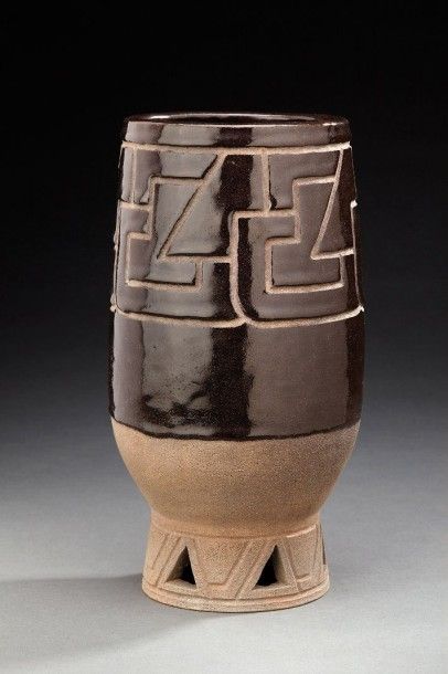HENRI SIMMEN (1880-1963) Vase cylindrique à base circulaire ajourée en céramique...