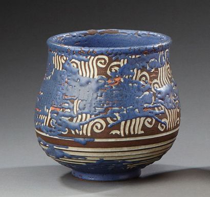 Émile LENOBLE (1876-1939) Vase à panse bombée en grès émaillé mauve à décor arabisant....