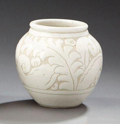 Émile LENOBLE (1876-1939) Vase ovoïde en grès émaillé à décor d'une frise feuillagé....