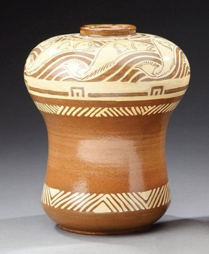 Émile LENOBLE (1876-1939) Vase bombé en grès émaillé marron et crème à décor de frises...