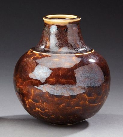 MAURICE GENSOLI (1892-1972) Vase sphérique en porcelaine émaillée brune sur fond...