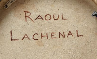 RAOUL LACHENAL (1885 ? 1956) Plat en céramique émaillée verte nuancée noir à décor...