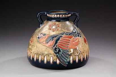 AMPHORA Vase en faïence émaillée polychrome figurant un coq de bruyère. Signé "Amphora...