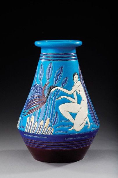 PRIMAVERA LONGWY Vase en faïence émaillée polychrome à décor de femmes nues, d'un...
