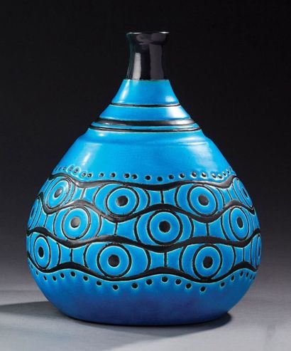 LONGWY PRIMAVERA Vase ovoïde en céramique émaillée bleue et noire à décor de motifs...