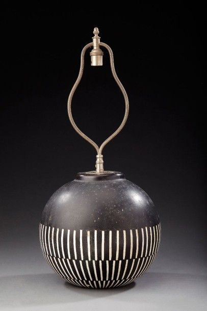JACQUES CHAILLOU (XXème) Lampe boule en plâtre émaillé noire à décor d'incisions...