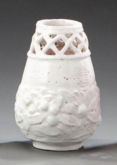 BERTHE CAZIN (1872-1971) Vase tronconique en faïence émaillée blanche ajourée à décor...