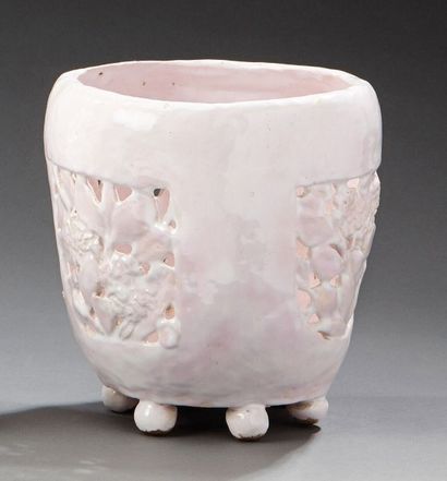 BERTHE CAZIN (1872-1971) Cache pot en faïence émaillée blanche nuancée rose à décor...
