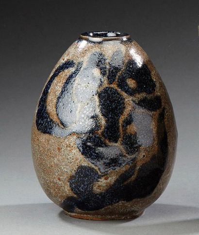 Fernand RUMEBE (1875-1952) Vase ovoide en grès émaillé bleu et gris jaspé à decor...