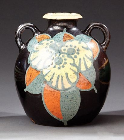 Paul JACQUET (1883-1968) Vase ovoïde à prises en terre vernissée émaillée en polychromie...
