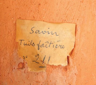 Maurice SAVIN (1894-1973) Tuile faîtiere en terre chamottée polychrome figurant une...