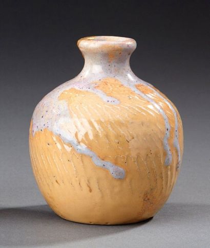 Théo PERROT (1856-1942) Vase piriforme en grès émaillé strié ocre à coulures bleu...