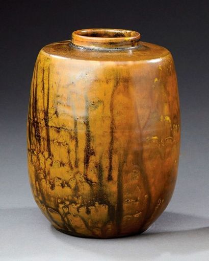 JEAN CARRIÈS (1855-1894) Vase cylindrique bombé en grès émaillé à coulures ocre à...