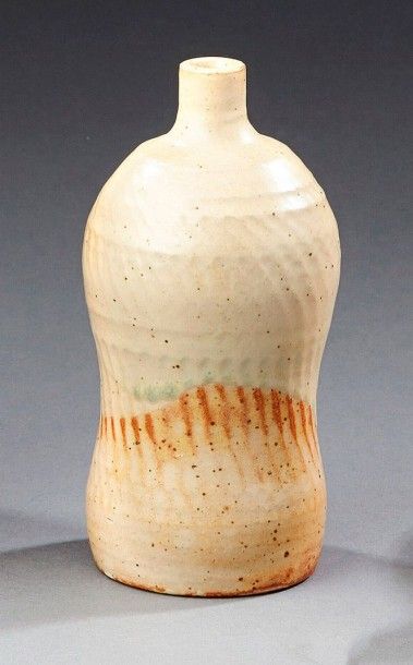 JEAN CARRIÈS (1855-1894) Bouteille à saké en grès émaillé beige et ocre présentant...