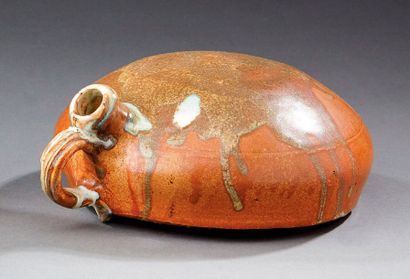 JEAN CARRIÈS (1855-1894) Vase gourde à dessus bombé et fond plat en grès émaillé...