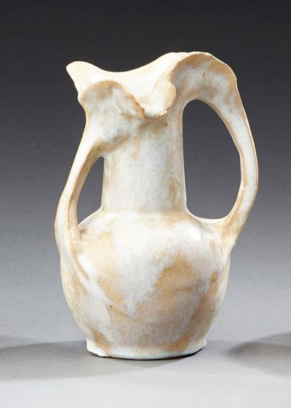 Edmond Lachenal (1855-1930) Vase à deux anses et col corole en grès émaillé blanc...