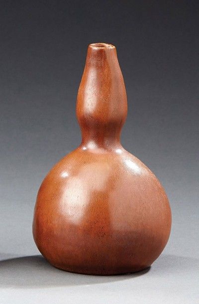 Paul JEANNENEY (1861-1920) Vase coloquinte en grès à décor de légères coulures ocre...
