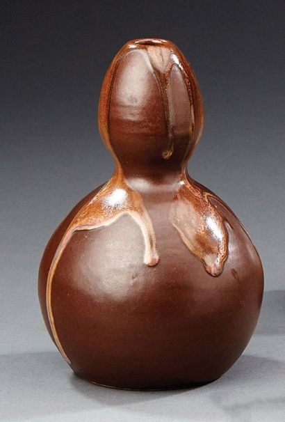 Jean POINTU (1843-1925) Vase coloquinte en grès émaillé à décor de coulures brun...
