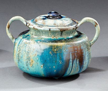 ALEXANDRE BIGOT (1862-1927) Pot couvert à anses en grès émaillé à coulures bleues...