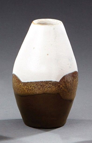 Eugène LION (1867-1945) Petit vase ovoïde en grès à décor de coulures blanche et...