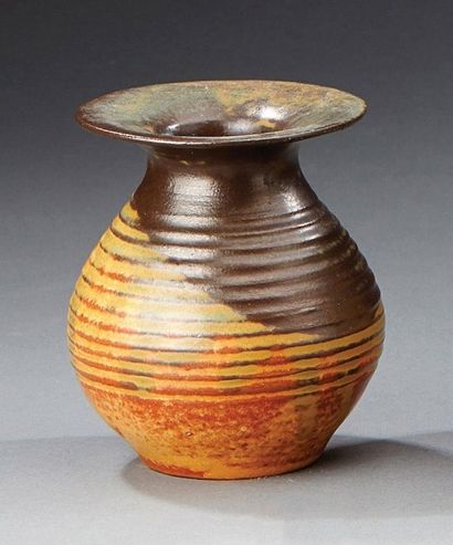 Paul JEANNENEY (1861-1920) Vase boule annelé en grès nuancé marron nuancé vert sur...