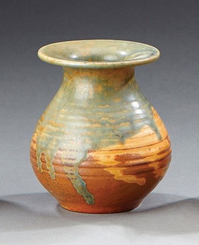 Paul JEANNENEY (1861-1920) Vase boule annelé en grès nuancé vert et ocre sur fond...