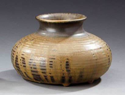 Paul JEANNENEY (1861-1920) Vase à panse bombée aplatie et annelée en grès émaillé...