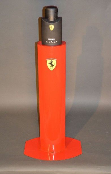 null Importante bouteille magnum de parfum Ferrari Black Edition d'une contenance...