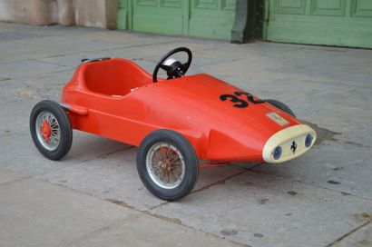 null Voiture à pédales représentant une Ferrari de type Formule 1 des années 50 portant...