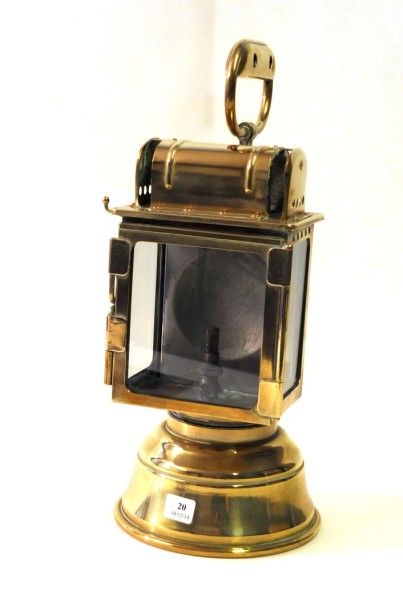 DEHAIL & GRENIER Lampe de gare en laiton doré estampée PLM Vers 1900 H: 35 cm