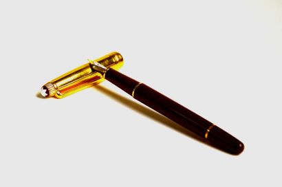 MONTBLANC Modèle Meisterstück Solitaire Doué Stylo plume en résine bordeaux et capuchon...