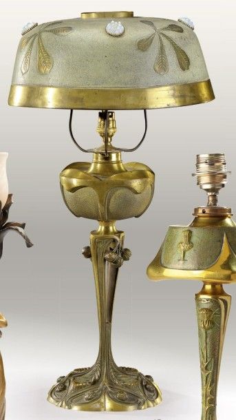 GEORGES LELEU (XIX-XXème) 
Lampe à pétrole de bureau en bronze et laiton doré à fût...